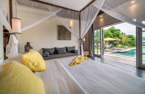 Lembongan Island Villa | Beach Front Villa with direct private access to a sandy beach