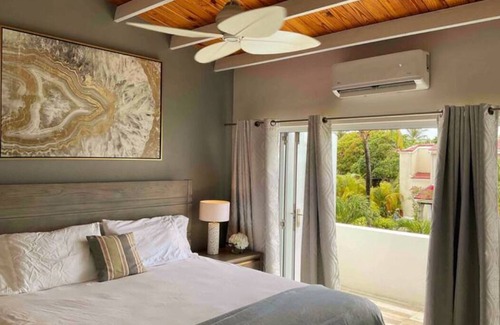 Runaway Bay Villa | Beach Front Villa