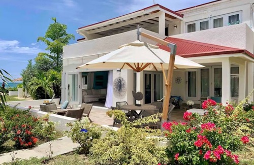 Runaway Bay Villa | Beach Front Villa