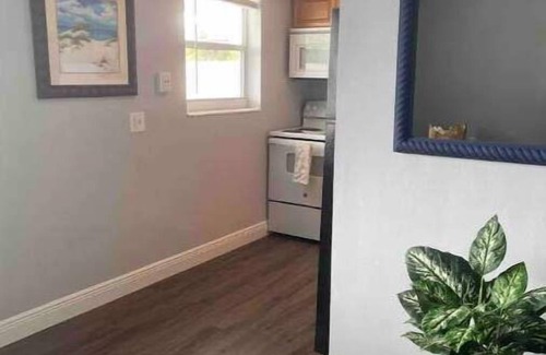 Palm Beach Shores Condo | Beach Gear, Dedicated Workspace, Snorkeling & Surfing