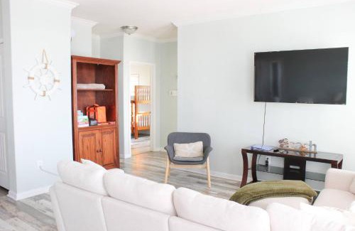Crystal Beach House | Beach Getaway at 2 Pelicans Walk to the Water