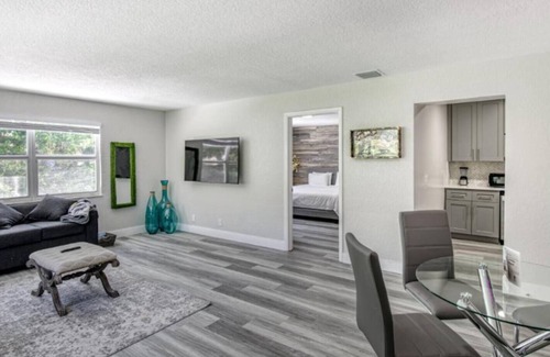 Palm Beach Shores Condo | 🌴 Beach Getaway | Hot Tub | Pets OK! | Fire Pit | WiFi 🌴
