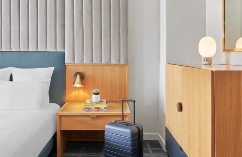 Downtown Chicago Hotel | Beach Getaway! Minutes to Street Beach and Ohio Street Beach! Parking!