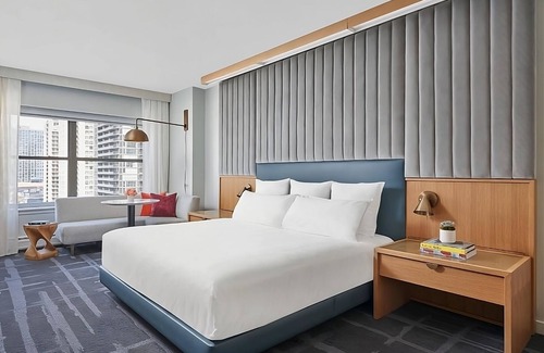 Downtown Chicago Hotel | Beach Getaway! Minutes to Street Beach and Ohio Street Beach! Parking!
