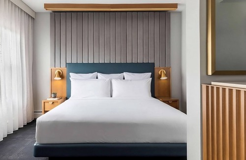 Downtown Chicago Hotel | Beach Getaway! Minutes to Street Beach and Ohio Street Beach! Parking!