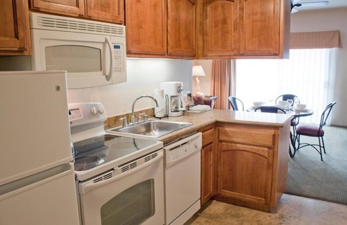 Avila Beach Hotel | Beach Getaway Near Old Port Beach! 2 Cozy Units w/Full Kitchen, & Onsite Pool!