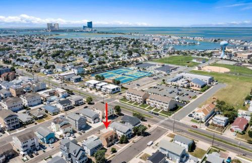 Southend House | Beach Getaway Parking 2 blocks to Beach