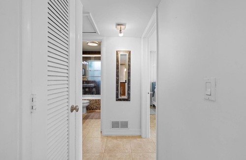 Boca Raton House | Beach Guest House "Reset your Vibe". steps to the ocean.SUMMER DISCOUNTS !