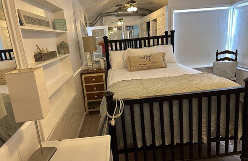 Redington Beach Cottage | Beach guesthouse with laundry- 2 blocks to the beach,