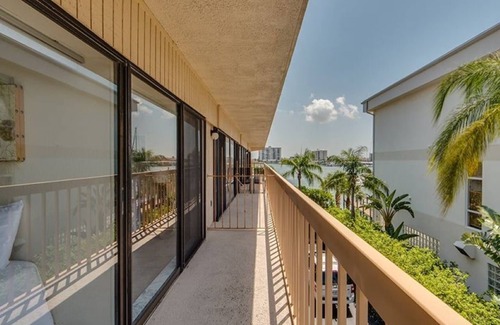 Clearwater Beach House | Beach Haven-4 min walk to the beach, pet friendly, boat dock