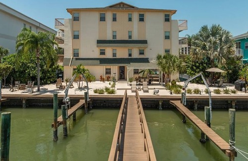Clearwater Beach House | Beach Haven-4 min walk to the beach, pet friendly, boat dock