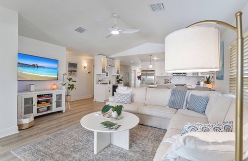 Naples Park Villa | Beach Hideaway/Heated Salt pool/2Bikes/3 Bd 2 Bath/BBQ