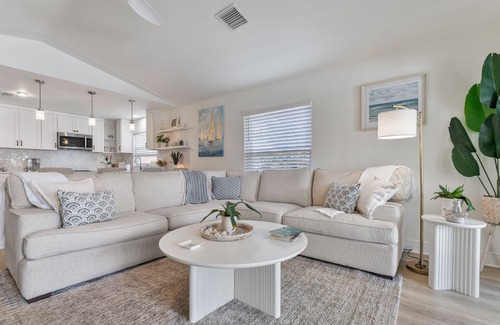 Naples Park Villa | Beach Hideaway/Heated Salt pool/2Bikes/3 Bd 2 Bath/BBQ