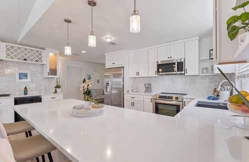 Naples Park Villa | Beach Hideaway/Heated Salt pool/2Bikes/3 Bd 2 Bath/BBQ