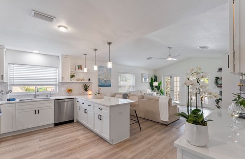 Naples Park Villa | Beach Hideaway/Heated Salt pool/2Bikes/3 Bd 2 Bath/BBQ