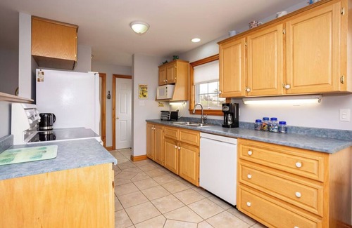 Anglo Rustico House | Beach Hill Cottage with Beautiful Water View