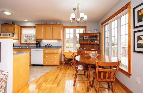 Anglo Rustico House | Beach Hill Cottage with Beautiful Water View