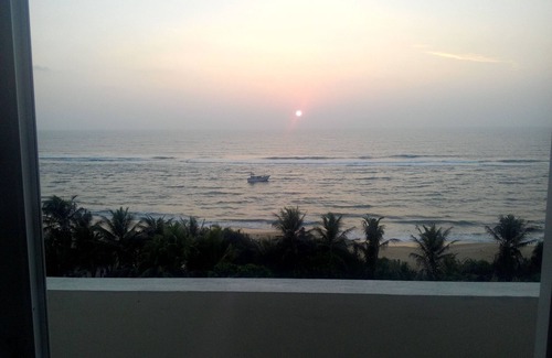 Mount Lavinia Condo | Beach Holiday Apartment With Beautiful Birds Eye View Of The Indian Ocean