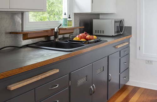 Bremerton House | Beach Home w/King & Queen bed + Wi-Fi see Whales/Eagles Minutes to Seattle Ferry