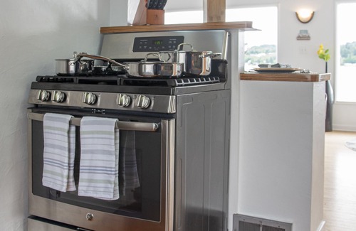 Bremerton House | Beach Home w/King & Queen bed + Wi-Fi see Whales/Eagles Minutes to Seattle Ferry