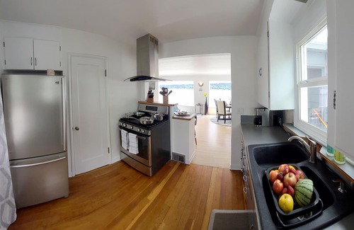 Bremerton House | Beach Home w/King & Queen bed + Wi-Fi see Whales/Eagles Minutes to Seattle Ferry