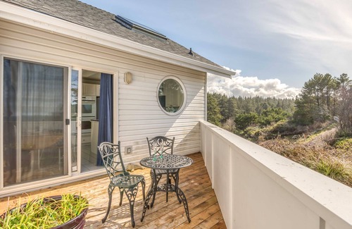 Seal Rock House | Beach House, Amazing Views, Pool Table, Large Deck, Room for the Whole Family