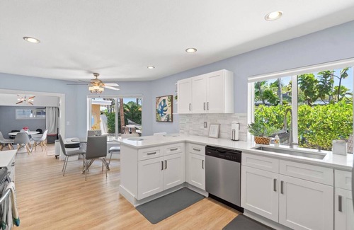 Lauderdale Beach Apartment | Beach House! + Hot Tub Paradise!
