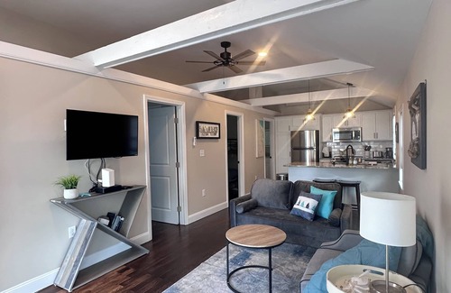 Hampton House | Beach House, Minutes' walk to Casino Area and the Sand, Newly Renovated.