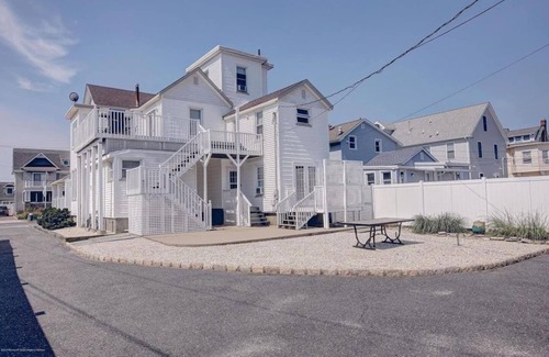 Wall House | Beach House- Oceanside View 4 Bedroom 2 bathroom