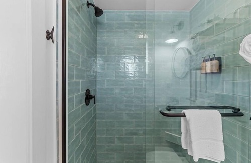 Yaupon Beach Hotel | Beach House OKI - King Room in hotel on Oak Island, North Carolina