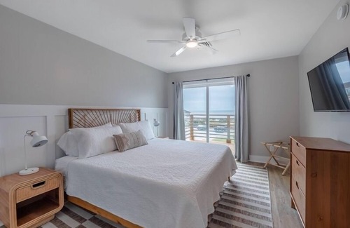 Yaupon Beach Hotel | Beach House OKI - Premium Two King Suite in hotel on Oak Island, North Carolina