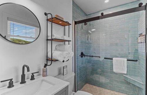 Yaupon Beach Hotel | Beach House OKI - Premium King Room in hotel on Oak Island, North Carolina