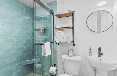 Yaupon Beach Hotel | Beach House OKI - Queen Room in hotel on Oak Island, North Carolina