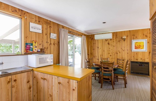 Inverloch Cottage | Beach House on Lohr Inverloch
