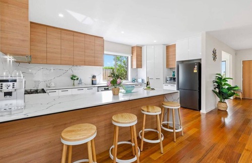 Dromana House | Beach House Retreat - Sea and Mountain Views