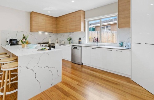 Dromana House | Beach House Retreat - Sea and Mountain Views
