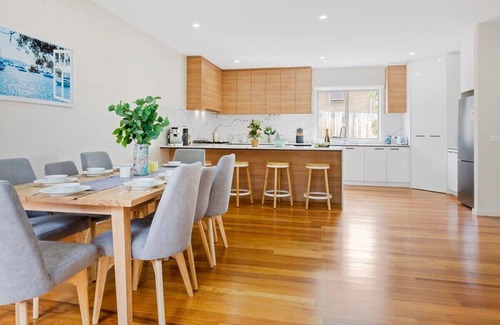Dromana House | Beach House Retreat - Sea and Mountain Views