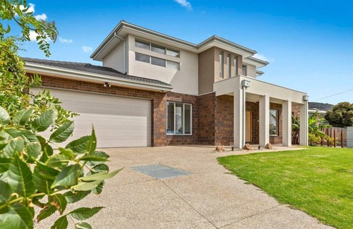 Dromana House | Beach House Retreat - Sea and Mountain Views