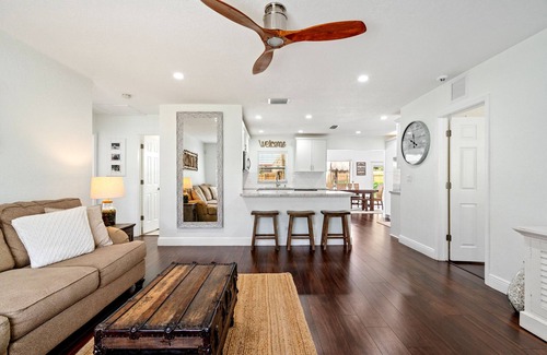 Plantation House | BEACH HOUSE ~ tiki hut & heated pool ~ family getaway