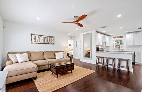 Plantation House | BEACH HOUSE ~ tiki hut & heated pool ~ family getaway