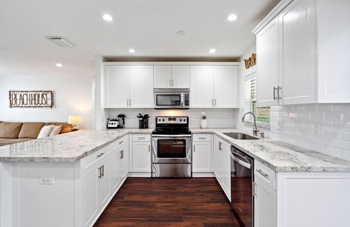 Plantation House | BEACH HOUSE ~ tiki hut & heated pool ~ family getaway