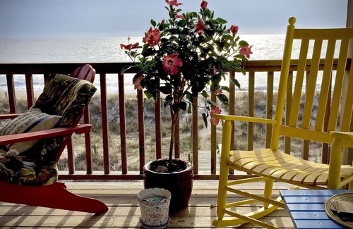 Wilmington Beach Apartment | Beach House @Tiki Oceanfront ENSUITE QUEEN + PRIVATE BATH
