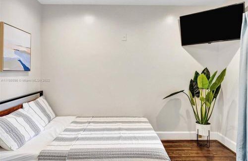 Downtown Hollywood Villa | Beach House w/Heated Pool
