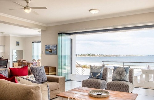 Britannia Bay House | Beach house, walk onto the beach