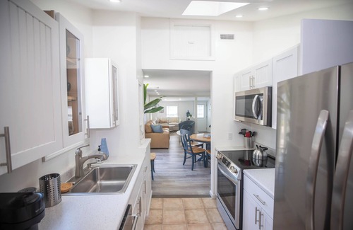Newport East House | BEACH HOUSE/WINTER DISCOUNT! Walk to beach, cliff walk, restaurants and more!