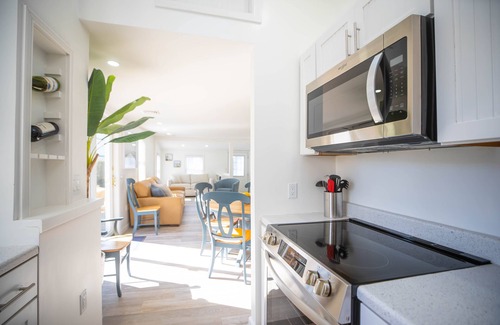 Newport East House | BEACH HOUSE/WINTER DISCOUNT! Walk to beach, cliff walk, restaurants and more!