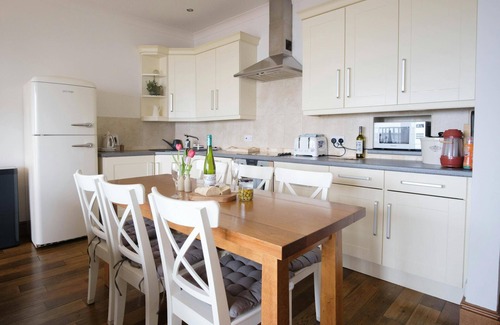 Tan-y-groes Cottage | Beach Hut Apartment, Llangrannog