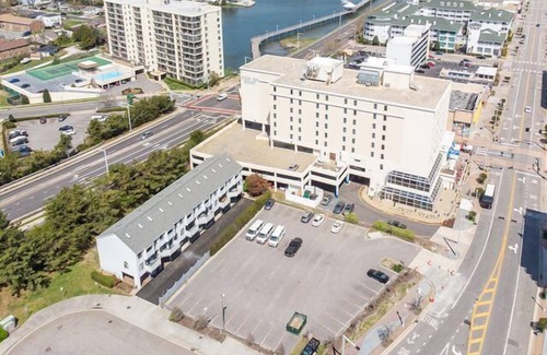 Northeast Virginia Beach House | Beach is across the street - 3BR, 3.5 BA Contemporary Condo