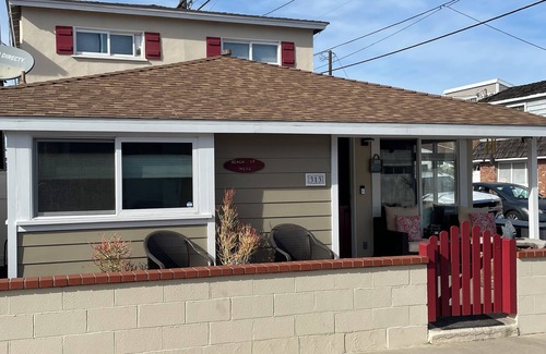 West Newport Cottage | Beach it Here- 5 min. walk to the beach, remodeled and close to all amenities