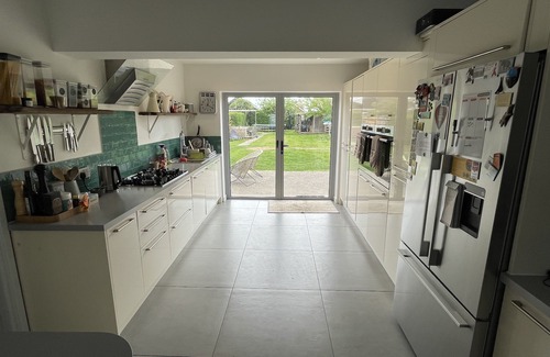 East Wittering House | BEACH LIFE! Big, spacious house with ice bath, 2 mins to beach.